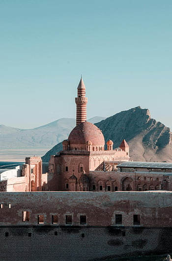 مسجد مع القبة،  مئذنة،  الهندسة المعمارية المذهلة،  الخلفية الجبلية الهادئة،  العمارة الإسلامية،  مبنى ديني،  الهيكل التاريخي،  معلم ثقافي،  شرق اوسطي،  هيكل القبة،  مطلة على الجبل