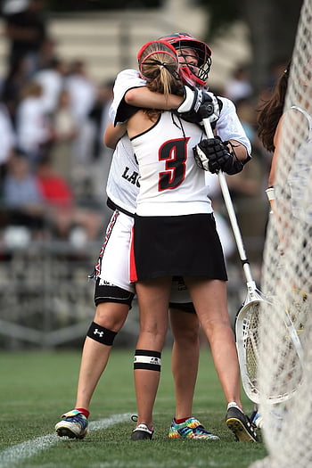 Jucătoare de lacrosse de sex feminin, Sărbătorind victoria, îmbrățișând călduros, camp, sport, lacrosse, Sărbătoarea victoriei, spirit de echipa, sportivitate, Realizare atletică, concurență