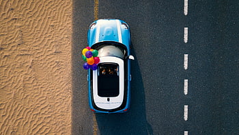letecké snímkování, modré auto, mini cooper, barevné balónky, pouštní silnici, pohled shora, auto na silnici, letecký snímek, výlet, Auto s balóny, pouštní krajina