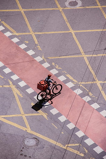 Leveringsmand, pakke, kører cykel, vej, luftfoto, kurer, cykel, bytrafik, Urban levering, cykel kurer, gadescene