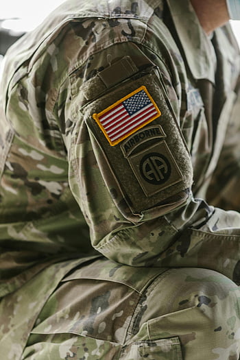 vojenskou uniformu, Oprava americké vlajky, boční pohled, detail, maskovat, ve vzduchu, detail rukávu, jednotný rukáv, vojenská záplata, Podrobná fotografie, jednotný detail