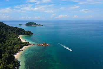 légi felvétel, fehér hajó, zöld sziget, trópusi sziget, buja növényzet, Tiszta türkizkék vizek, festői kilátás, strand, óceán, utazás, természet