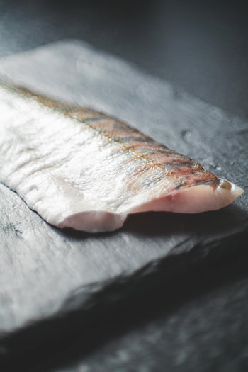 filet z lososa, čerstvého lososa, Tmavý břidlicový povrch, přírodní textura, detail, filet z ryby, plody moře, Syrový losos, fotografování potravin, kulinářské, Břidlicová deska