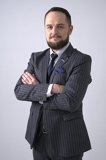 sebevědomý muž, Oblek černého pinstripe, profesionální muž, vousy, formální oblečení, sako, sebevědomá pozice, obchodní oděv, formální vzhled, profesionální portrét, sebevědomý výraz