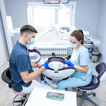 hammaslääkäri, avustaja, moderni klinikka, naamiot, hammasvälineet, hammaslääkärin tuoli, hammashoitolaitteet, hammashygienia, ammattimainen hammashoito, hammasklinikan ympäristö