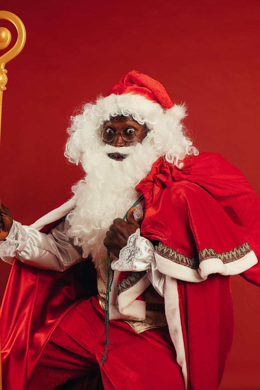 African American Santa Claus, překvapený Santa, Dárkový pytel, červené pozadí, Vánoce, Dovolená, slavnostní, Black Santa, kostým santa, rekreační duch, Santa výraz
