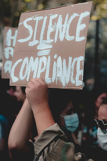 protesta, Silencio = cumplimiento, Justicia social, activismo, señal de protesta, persona irreconocible, proteger a las personas, demostración, cartel de activismo, escena de protesta, activismo social