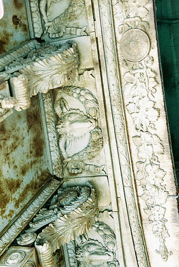 vyřezávaný strop, detailní záběr, složitý design, architektonické detaily, bohaté detaily, zdobené řezby, dekorativní strop, Podrobné řezbářství, architektonická řezba, stropní řezba, Detailní architektura
