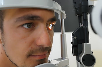 esame oculistico, oftalmologia, uomo, cura degli occhi, oculista, optometrista, vista, visione, Salute, medico, ottico