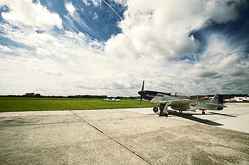 aerei d'epoca, aereo parcheggiato, campo di aviazione, West Sussex, cielo appannato, campo d'erba, pista di decollo, aviazione, scena all'aperto, Aereo classico, vista panoramica