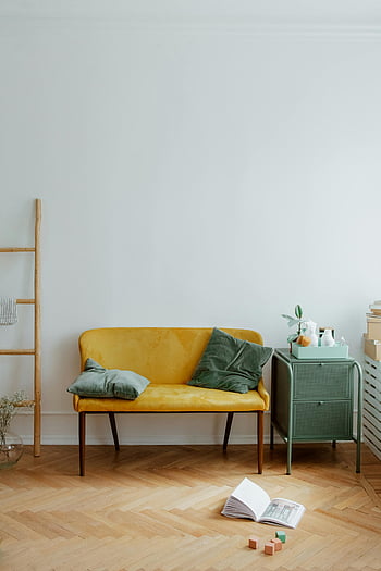 obývací pokoj, gauč, polštáře, dřevěná podlaha, hračky, minimalistický dekor, Závalná pohovka, měkké textilie, Stylový obývací pokoj, otevřená kniha, dřevěný žebřík