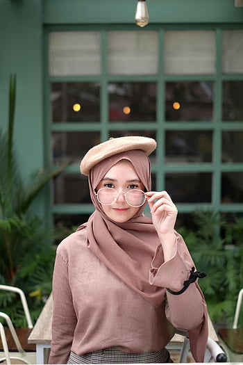 kvinna med glasögon, charmig kvinna, hijab, basker, elegant ställning, modern miljö, Snygg outfit, utomhus foto, avslappnad mode, hijab mode, baskerstil