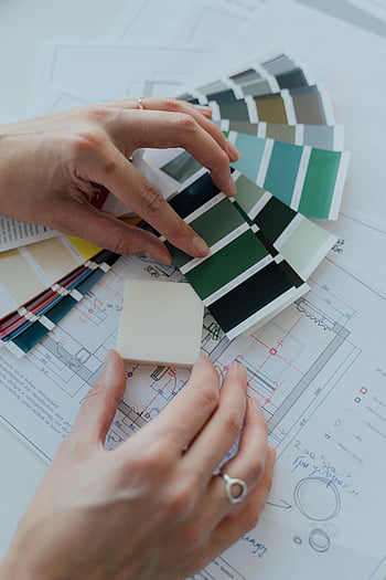 färgpaletter, inredningsdesign, arkitektoniska planer, färgprover, Händer väljer, konstruktionsprocess, färgval, konstruktionsplanering, färgstämplar, designverktyg, färgdiagram