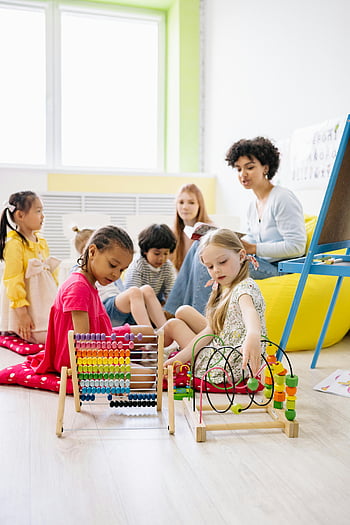 bambini che imparano Abacus, Attività in età prescolare, giocattoli educativi, Aula luminosa, supervisione dell'insegnante, educazione della prima infanzia, abaco colorato, Apprendimento di gruppo, Apprendimento interattivo, ambiente in classe, Strumenti educativi