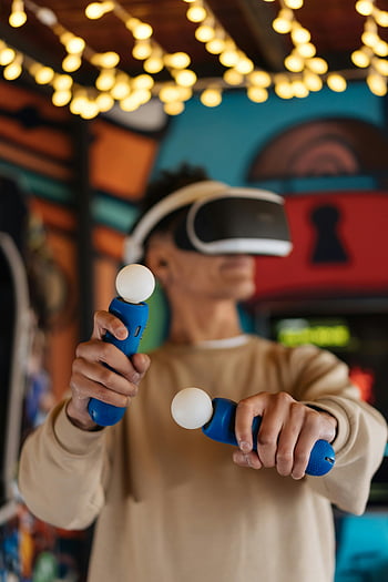 バーチャルリアリティ、 VRヘッドセット、 VRを使用している男、 ゲーム環境、 没入型の経験、 コントローラー、 活気のある設定、 バーチャルリアリティゲーム、 インタラクティブなゲーム、 バーチャルリアリティテクノロジー、 VRコントローラー