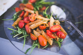 penne pasta, cherry tomatoes, arugula, pasta salad, glass plate, fresh ingredients, penne with tomatoes, rucola, healthy meal, vegetarian dish, Italian cuisine