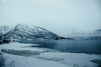 zasněžené krajiny, hory, jezero, zimní pohled, Lakselvbukt, troms, zasněžené hory, zamrzlé jezero, úžasná zima, Norsko, Arktická scenérie