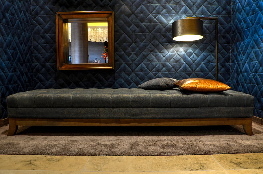 lůžko, ložnice, Hostel, hotelový pokoj, zrcadlo, svítilna, Prošívaná stěna, polštáře, koberec, dřevěný rám, moderní design