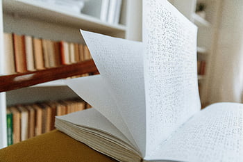 Libro Braille, tavolo di legno, lettura accessibile, tavolo della biblioteca, libro aperto, Testo braille, avvicinamento, Impostazione della libreria, Lettura tattile, risorsa educativa, ipovedente