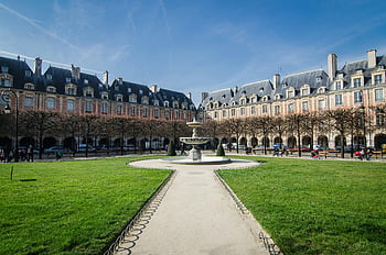 città contro il cielo, place des vosges, Fontana, architettura storica, bella giornata, Parigi, paesaggio urbano, scena all'aperto, cielo sereno, piazza pubblica, erba verde