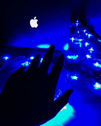 silhouette, mano sinistra umana, computer portatile illuminato, luci LED blu brillanti, impostazione scura, sagoma della mano, il computer portatile, luci blu, sfondo scuro, luci stellari, logo della mela
