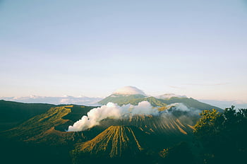 Mount Brom, Vulkankrater, Rauchemission, Blick auf den Sonnenaufgang, üppige Landschaften, Ost-Java, Indonesien, Naturlandschaft, vulkanische Aktivität, Berglandschaft, Reiseziel