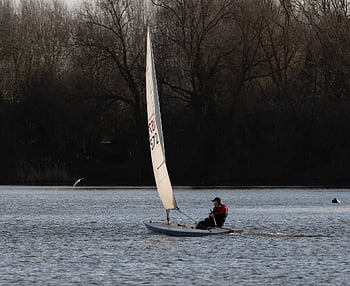 piccola barca, barca per equipaggio singolo, uomo in barca, natura, barca, lago, fiume, barca sul lago, viaggio, alberi, imbarcazione da diporto