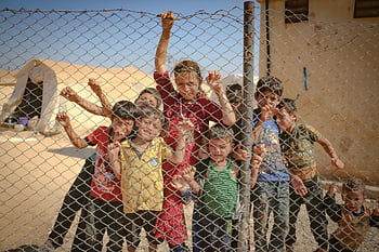 děti za plotem, uprchlický tábor, Idlib Sýrie, Dětské uprchlíci, Drátěný plot, Výzvy uprchlíků, vysídlené děti, Humanitární krize, život tábora, Syrští uprchlíci, stanové město