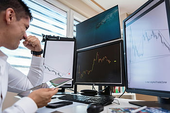 comerciante, camisa branca, Gráficos de ações, vários monitores, Configuração do escritório, dia, gráfico de linha, analisando, dados financeiros, balcão de negociação, telas de computador