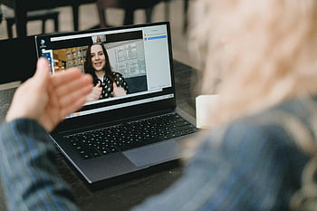 weibliche Mitarbeiter, Videokonferenz, Netbook, Projektdiskussion, Geschäftsfrau, Produktives Treffen, Laptop, professionelle Einstellung, Videoanruf, Online-Meeting, Heimarbeit