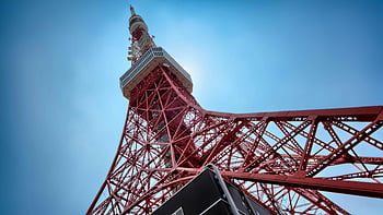 Tokyo Kulesi, alt görüntü, düşük açılı görünüş, açık mavi gökyüzü, ikonik kırmızı yapı, Japonya'nın simgesi, mimari harikası, şehir manzarası, seyahat hedefi, Mühendislik Feat, Tokyo cazibe