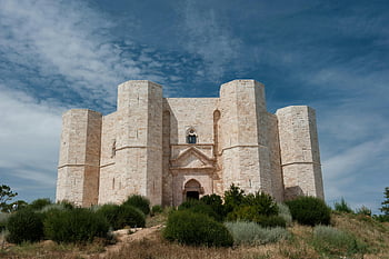 castel del monte, Андрия, Пулия, Италия, ярко синьо небе, зашеметяваща гледка, исторически замък, средновековна архитектура, Местоположение на хълма, Европейска забележителност, каменна крепост