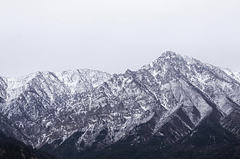 zasněžené hory, Majestátní vrchol hory, zatažená obloha, letecké snímkování, skalní hory, nádherný výhled, zimní krajina, horské fotografie, přírodní scenérie, alpské scenérie, Snow-pokryté vrcholy