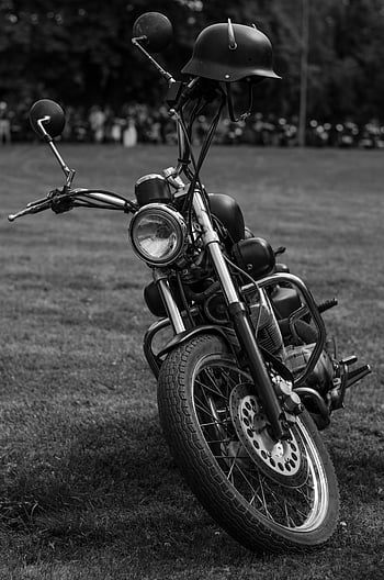 motocykl, travnaté hřiště, ročník motocyklu, Černý a bílý, helma, klasické fotografie, zaparkovaný motocykl, venkovní scénu, retro kolo, Monochromatický obrázek