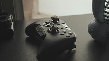 Console Controller, černý herní ovladač, Tmavý stůl, Herní nadšenci, elegantní ovladač, řadič videoher, nastavení her, ovladač na stole, černý ovladač, herní příslušenství, herní vybavení