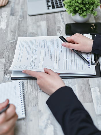 Verzekeringspolis, papierwerk, Handen analyseren, detailopname, pen, tafel, document, bureau, bedrijf, financiële documenten, papierwerk beoordeling
