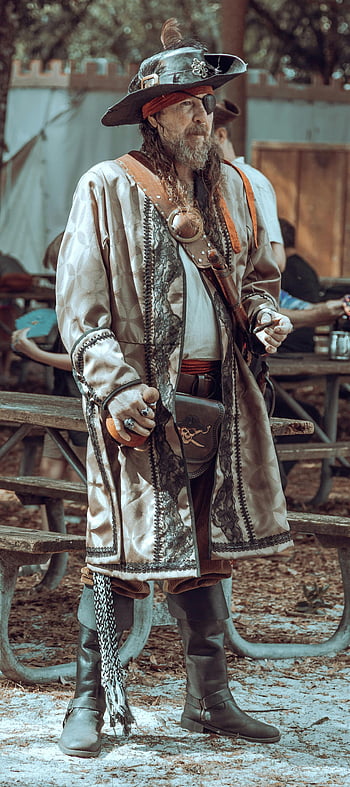 kostým pirát, venkovní festival, muž v pirátském oblečení, klobouk pirát, pirátské boty, pirátský kabát, pirátský festival, pirátský charakter, pirátské oblečení, pirátská událost, pirát cosplay