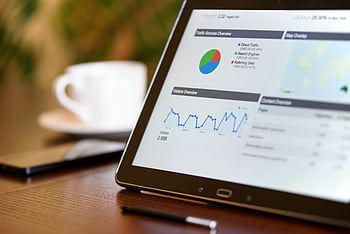 Zwarte Samsung -tablet, Analytics -grafieken, houten bureau, smartphone, koffiekop, detailopname, tablet computer, Zakelijke analyse, kantoor werkruimte, technologie, produktiviteit