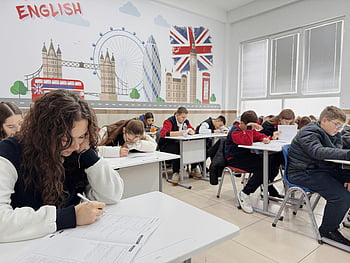 الطلاب،  قاعة الدراسة،  ديكورات مستوحاة من لندن،  فصل اللغة الانجليزية،  جلسة الدراسة،  فصل دراسي على طراز لندن،  علم بريطانيا،  لندن،  الطلاب الذين يدرسون،  ديكور الفصول الدراسية،  دراسة