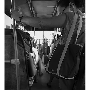 autobus, stará žena, starý muž, starý autobus, lidé bez autobusu, veřejné silnice, veřejná doprava, Šedý autobus