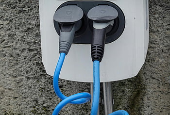 Nabíjení elektrického vozu, nabíjecí stanice, elektrické vozidlo, nabíjecí kabely, texturou zdi, detail, elektrická auta, napájecí kabel, nabíjení elektromobilu, EV nabíječka, Nabíjecí port