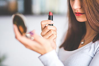 femeie, păr șaten, ruj, ruj rosu, oglindă compactă, Aplicarea machiajului, a închide, frumuseţe, rutină de machiaj, îngrijire personală, produse cosmetice