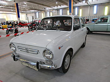 Siège 850, voiture classique, véhicule d'époque, voiture blanche, exposition intérieure, design rétro, salon de l'automobile, voiture des années 1970, voiture européenne, histoire automobile, Amateurs de voitures