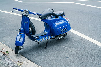 สีน้ำเงินเวสป้า, สกูตเตอร์ที่จอดอยู่, ถนนในเมือง, สไตล์ย้อนยุค, Vespa คลาสสิก, สกูตเตอร์มอเตอร์สีน้ำเงิน, สกู๊ตเตอร์วินเทจ, ที่จอดรถในเมือง, การออกแบบสกูตเตอร์, การออกแบบเวสป้า, สกูตเตอร์สีน้ำเงิน