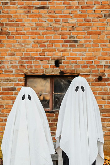 Costumi fantasma, muro di mattoni, Temi di Halloween, Due fantasmi, Ghosmi di foglio bianco, Costumi spettrali, decorazioni di Halloween, Outfit fantasma, Halloween festivo, Figure spettrali, festa di Halloween