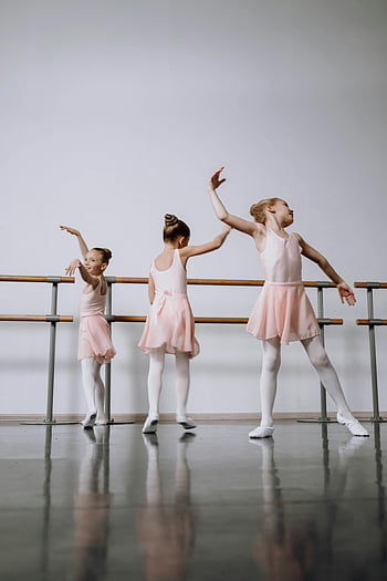 gadis kecil, balet, balerina muda, Studio menari, Latih balet, berpose balet, tutu merah muda, kelas balet, Latihan tari, Latihan balet, penari balet