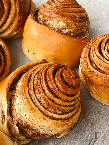 skořicové rolky, zblízka fotografie, čerstvé z trouby, Perfektní snídaně, Perfektní dezert, Delicious Cinnamon Rolls, pečené dobroty, spirálové pečivo, sladké dobroty, snídaně pečivo, dezertní pečivo
