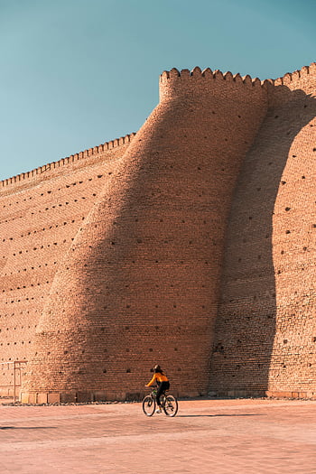 Tabut Bukhara, pengendara sepeda, tembok kuno, Benteng Ark, bukhara, uzbekistan, sepeda, situs bersejarah, fotografi perjalanan, aktivitas di luar ruangan, tengara budaya