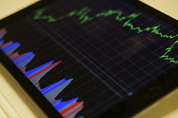 tableta, Analýza akciového trhu, Barevné grafy, Černá modrá červená, finanční údaje, trendy na trhu, investiční analýza, digitální displej, detailní pohled, Finanční vizualizace, ekonomická analýza
