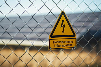 nebezpečí vysokého napětí, Drátěný plot, solární panely, varovná cedule, žlutá a černá, varovný signál, bezpečnostní varování, Elektrické nebezpečí, řetěz, solární energie, výstražné štítky